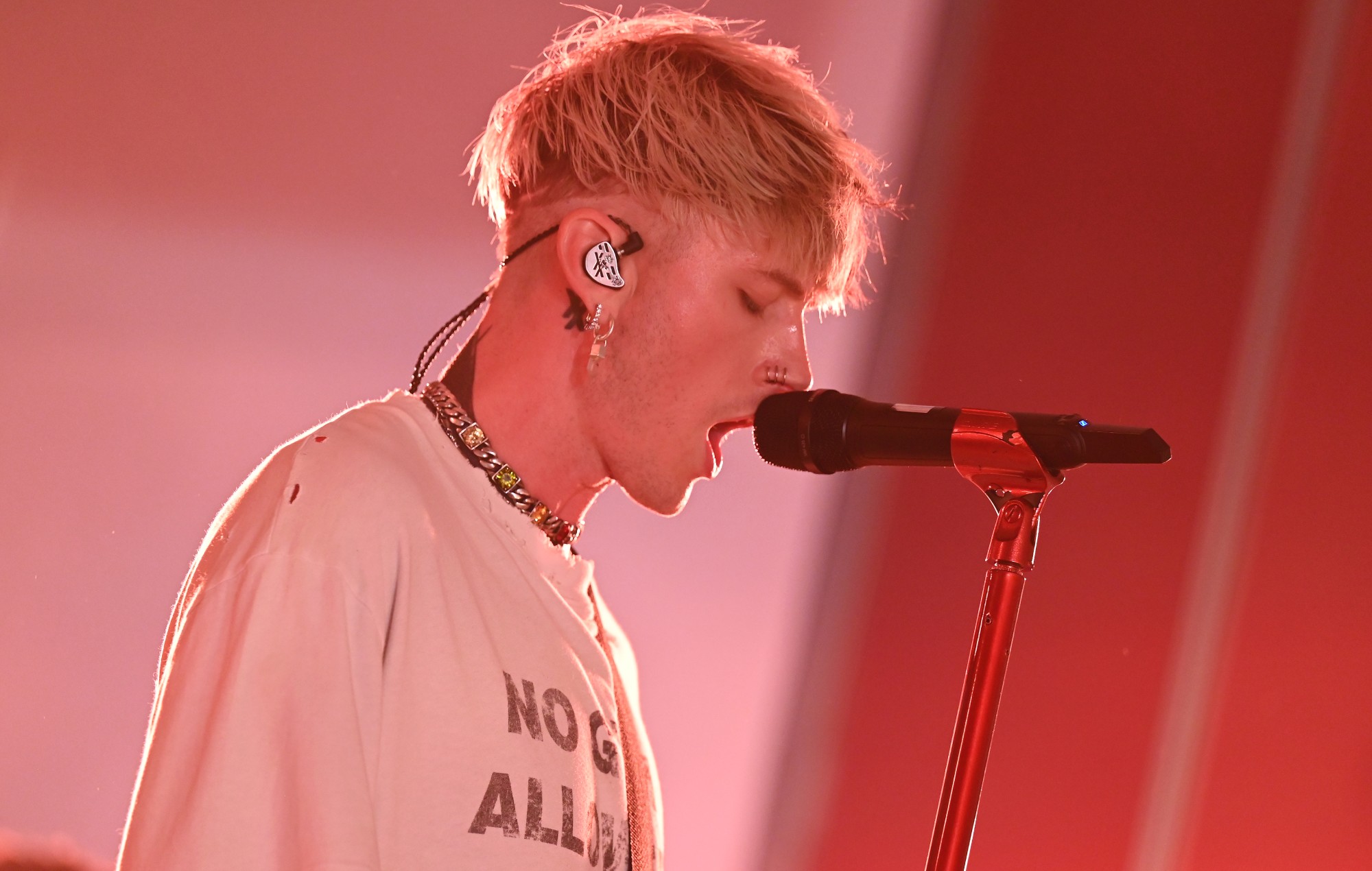 Machine Gun Kelly aborda la relación con su madre: "No di a las masas la oportunidad de entender su verdad"