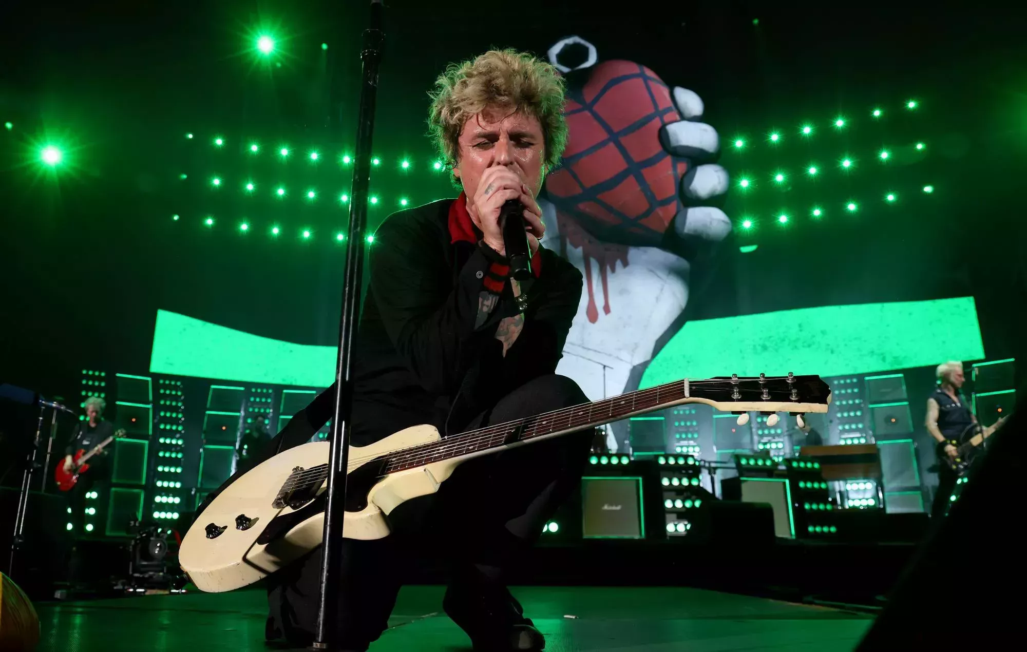 Mira cómo Green Day se apresura con una versión superrápida de 'Good Riddance (Time Of Your Life)' mientras sus fans se marchan por la 