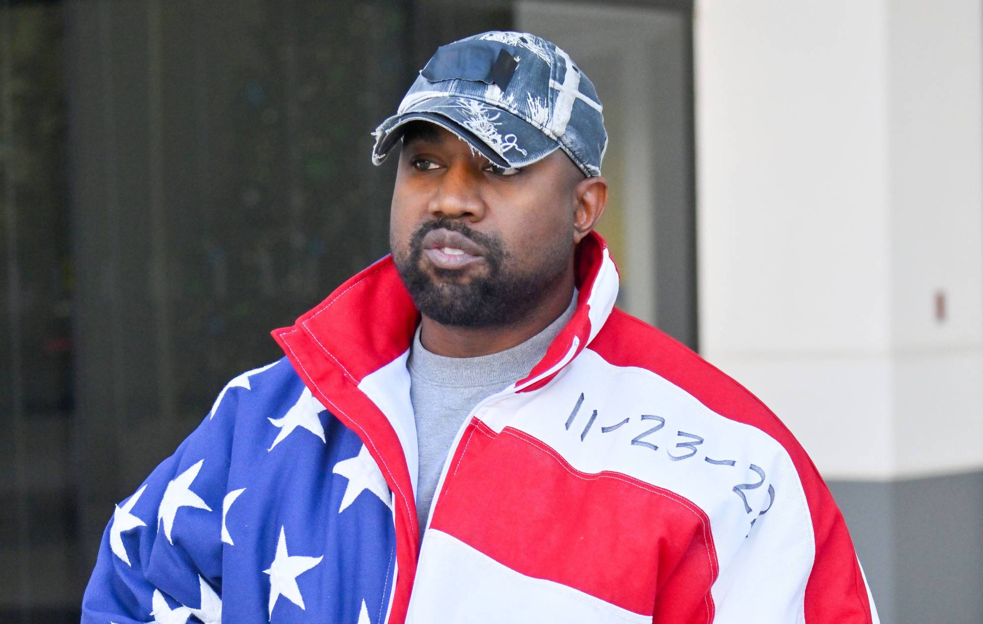 Mira cómo Kanye West entra a caballo en su audición de "Vultures 2" en Corea del Sur