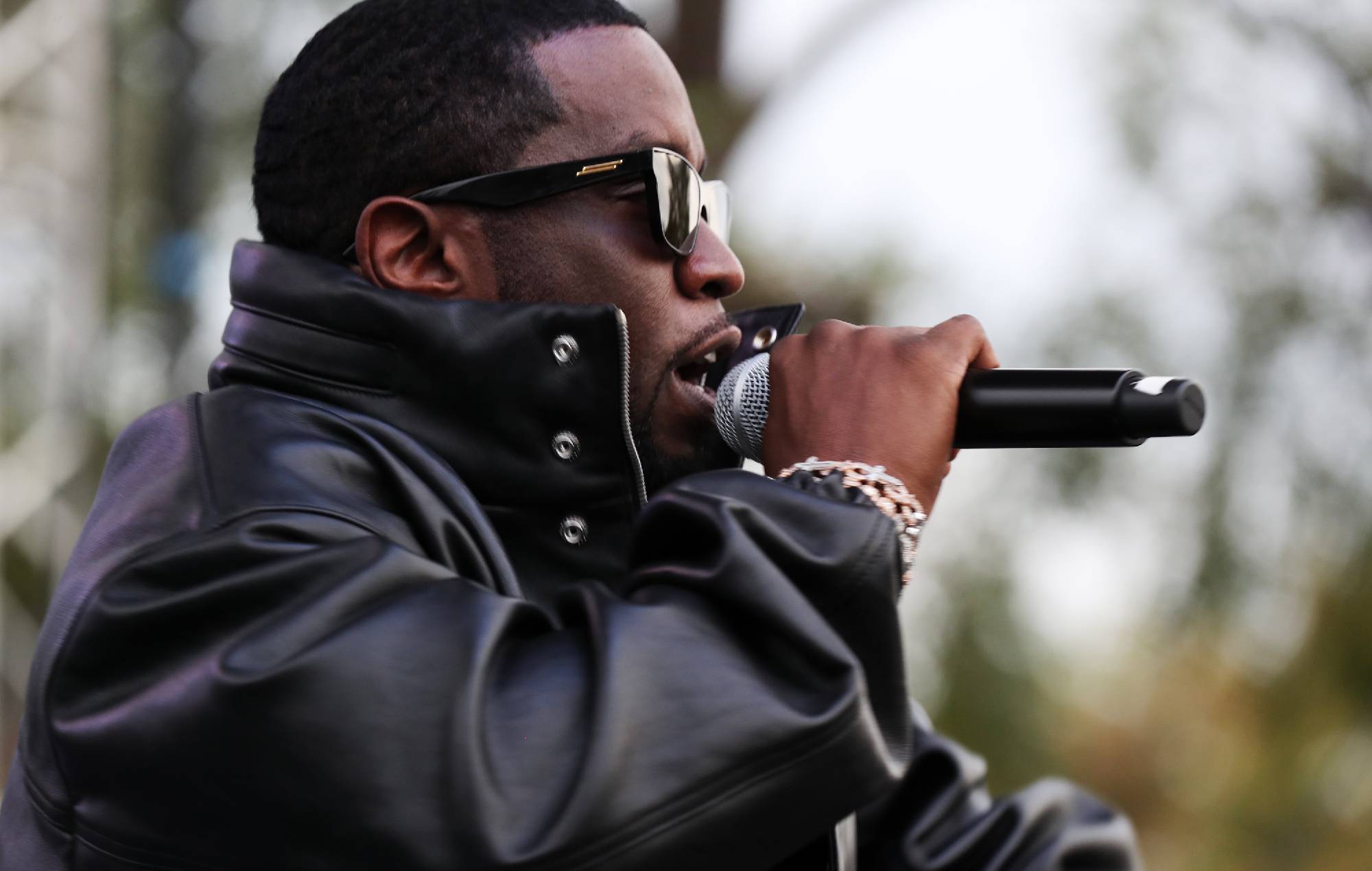 El abogado de la acusadora de Diddy afirma que una persona de "alto perfil" fue vista con el magnate en un vídeo pornográfico