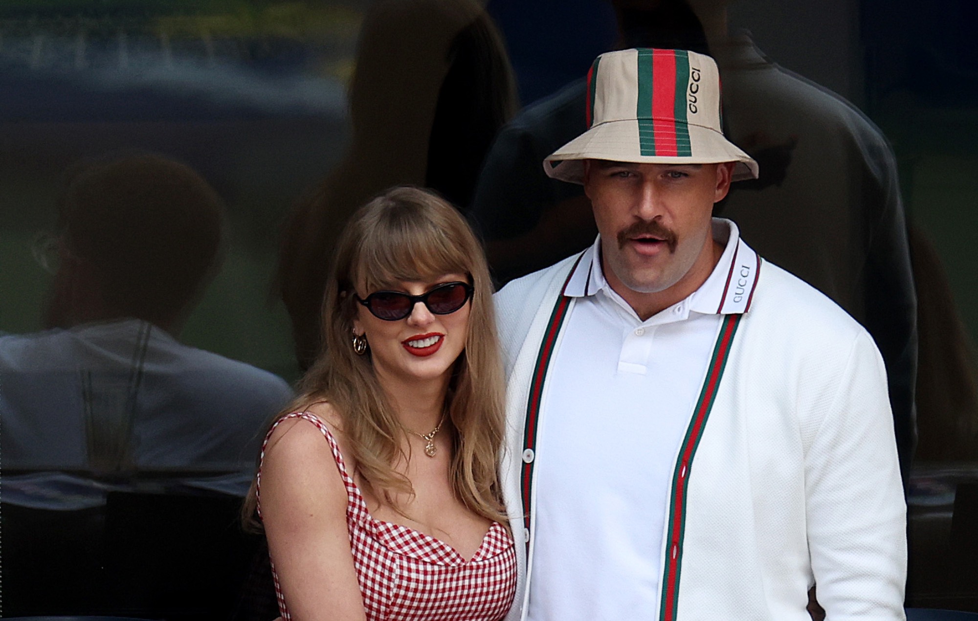 El novio de Taylor Swift, Travis Kelce, se burla de su papel como actor en el "thriller de misterio" de Ryan Murphy