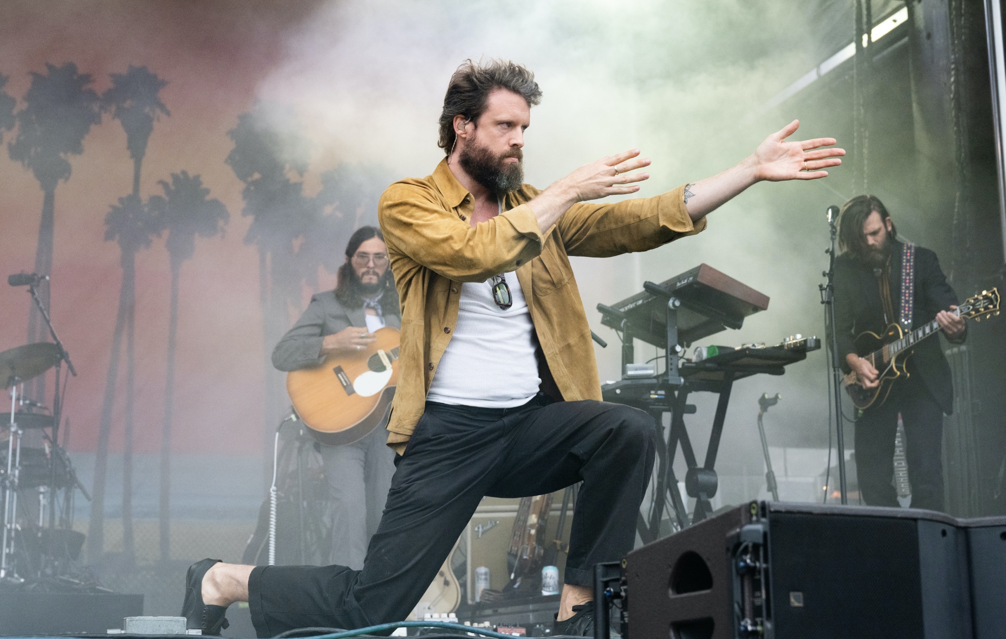 Father John Misty comparte su nuevo single "Screamland" de su sexto álbum "Mahashmashana".