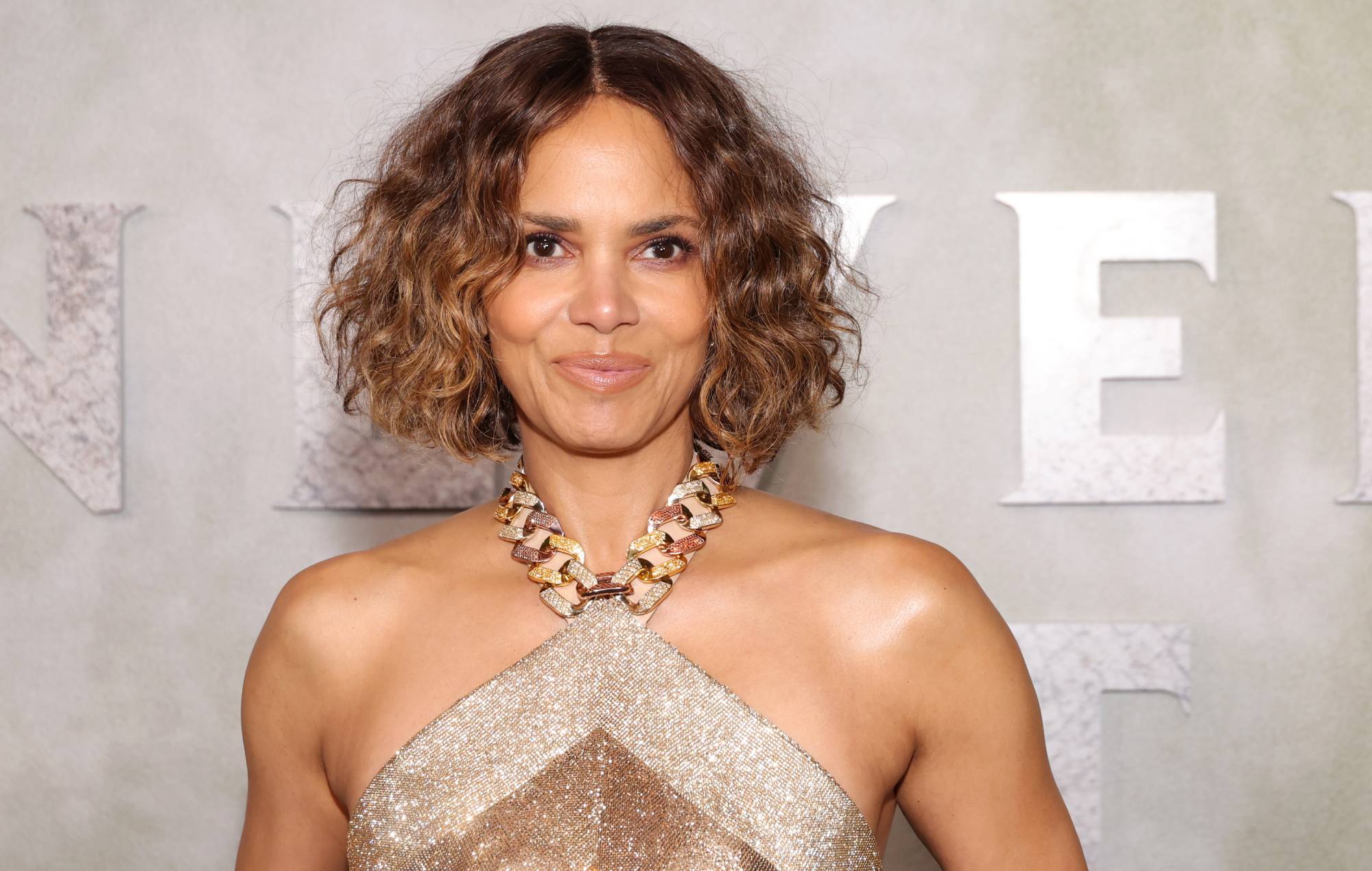 Halle Berry dice que no tiene el "lujo" como mujer negra de "sentarse a ver películas de Oscar"