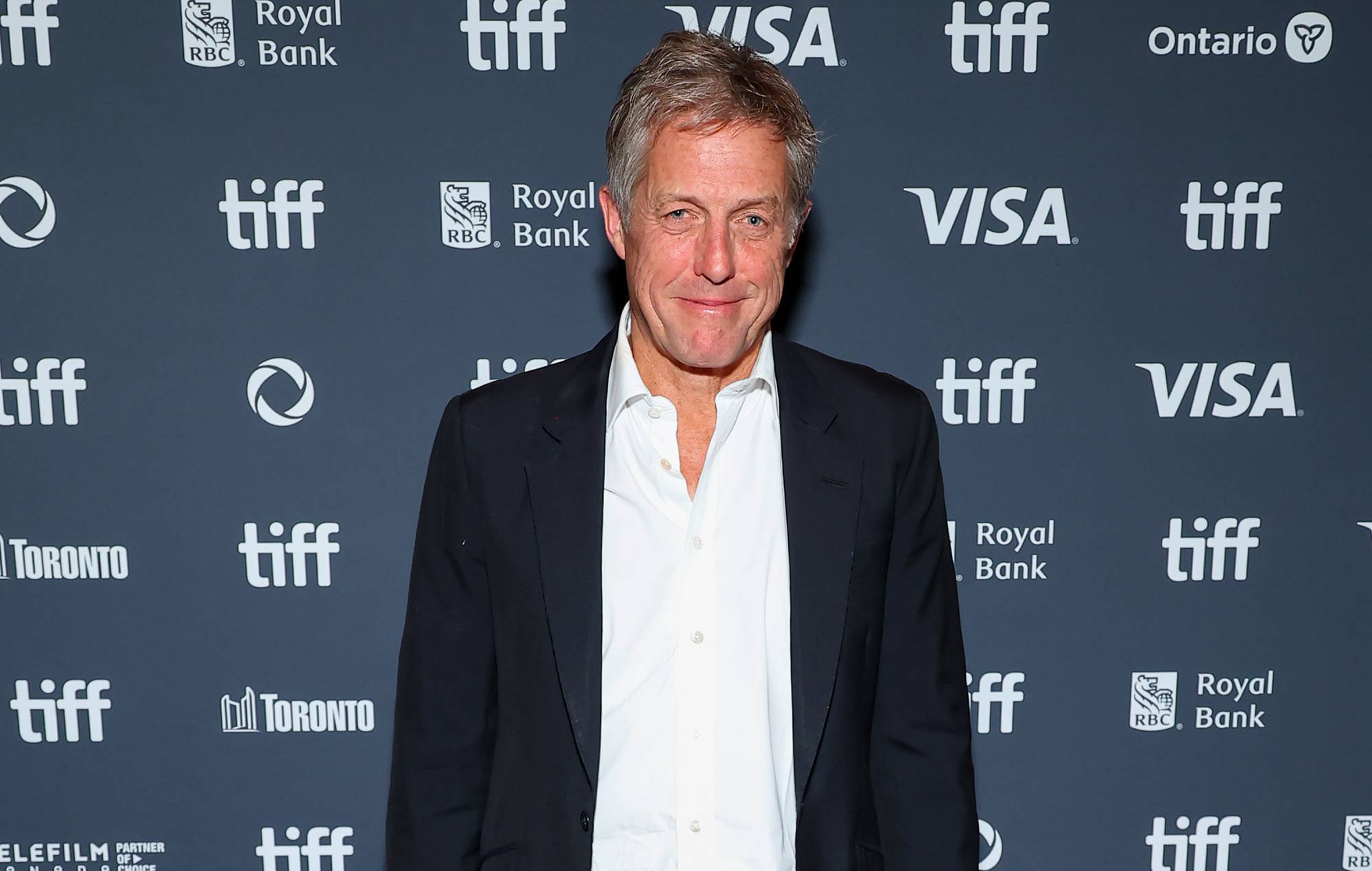 Hugh Grant dice que su "error catastrófico" fue convertirse en el personaje de 'Cuatro bodas' en la vida real: "Menudo capullo"