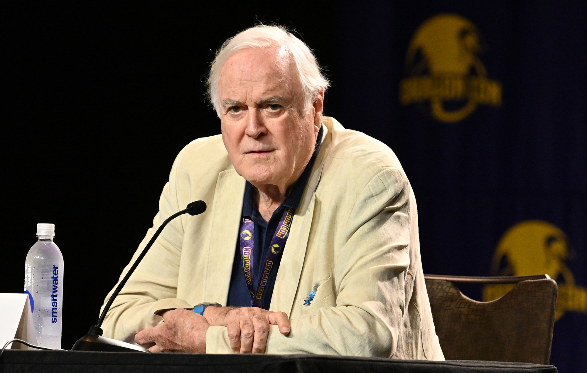 John Cleese dice "adiós" a Twitter: "Gracias por la cena, Elon"