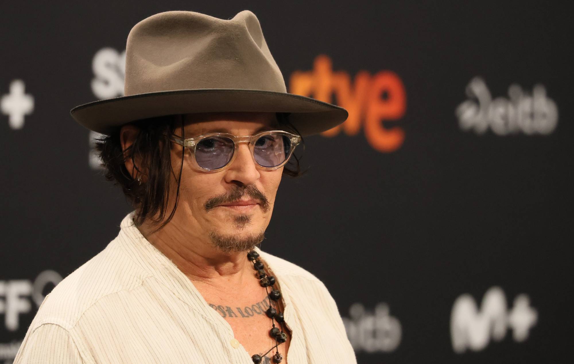 Johnny Depp dice que su vida "se convirtió en un culebrón" en una nueva rueda de prensa