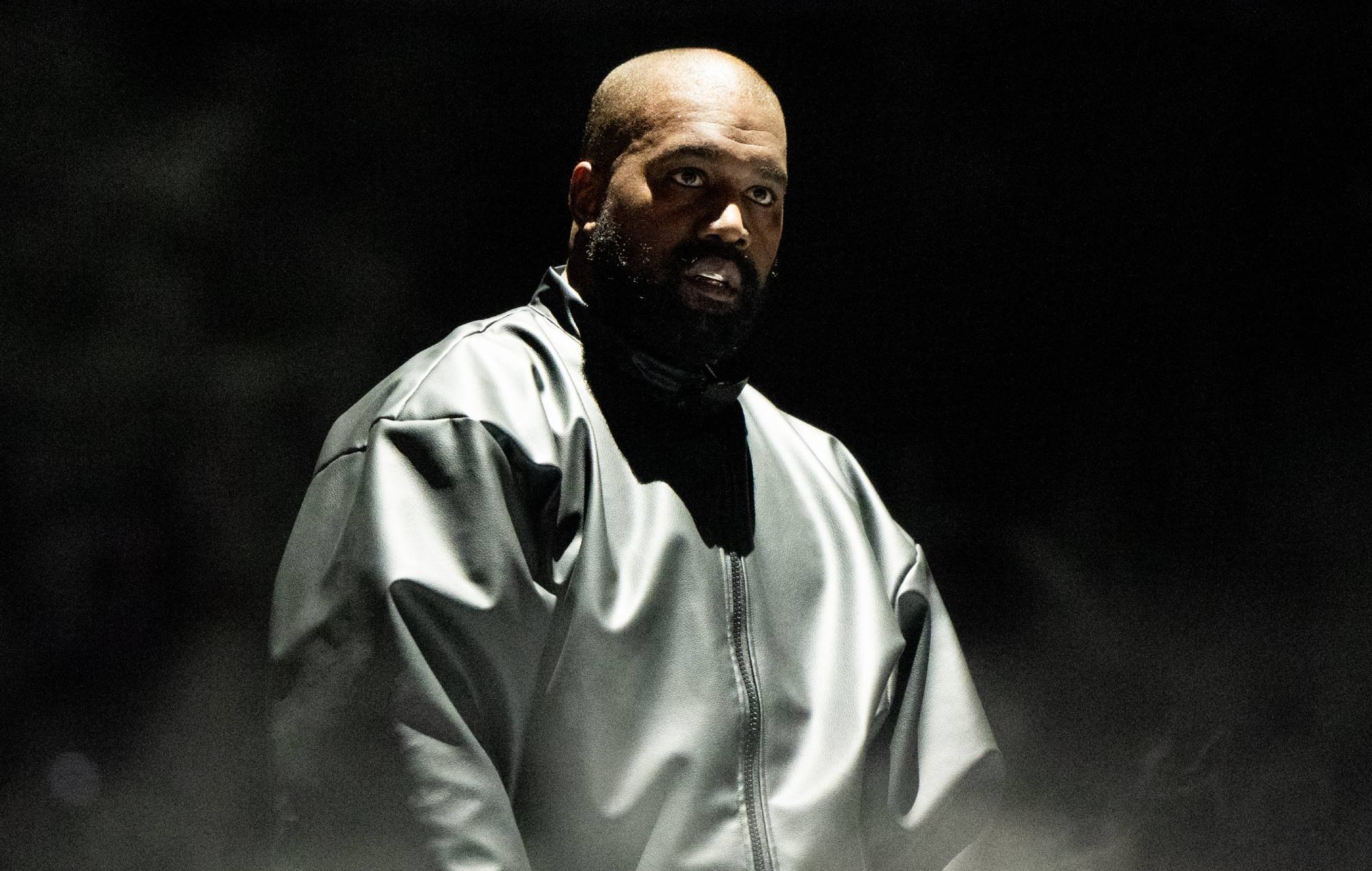 Kanye West anuncia su nuevo álbum "Bully" e interpreta su nueva canción "Beauty and the Beast" en un evento de escucha en China