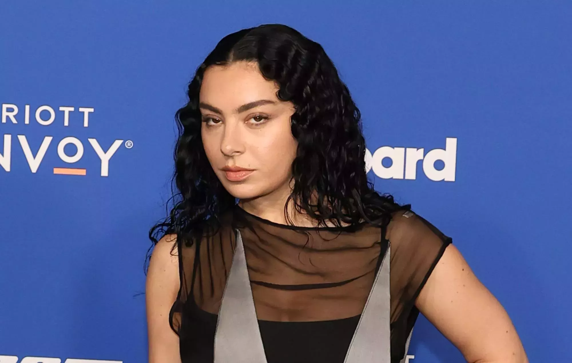Las canciones de Charli XCX 'Brat' tienen el ritmo adecuado para la reanimación cardiopulmonar, según la Asociación Americana del Corazón.