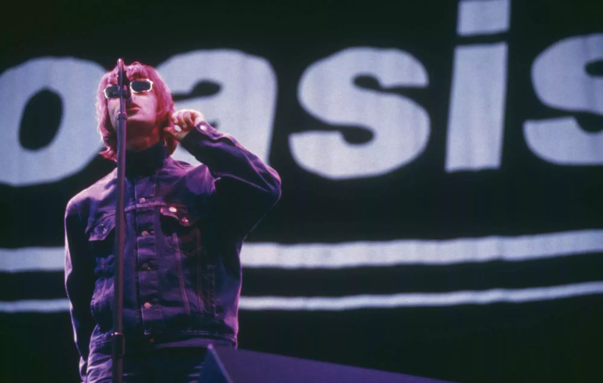 Liam Gallagher regala a un fan de Oasis un disco de oro de 