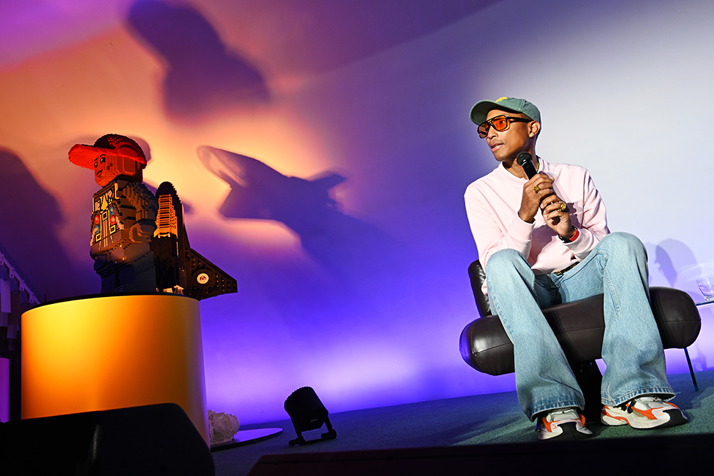 

	
		Pharrell Williams muestra el nuevo set de Lego "Over the Moon" en un evento en París y habla de la película biográfica "Piece by Piece": Contar "mi historia de esta manera la hace más universal"