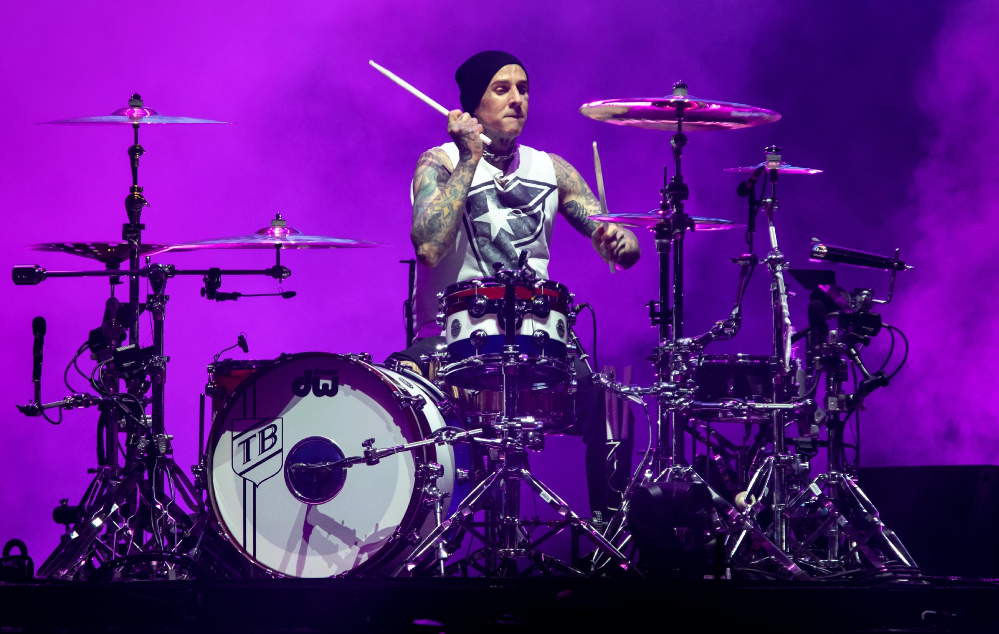 Travis Barker, de Blink-182, se pronuncia tras filtrarse una foto de su hijo