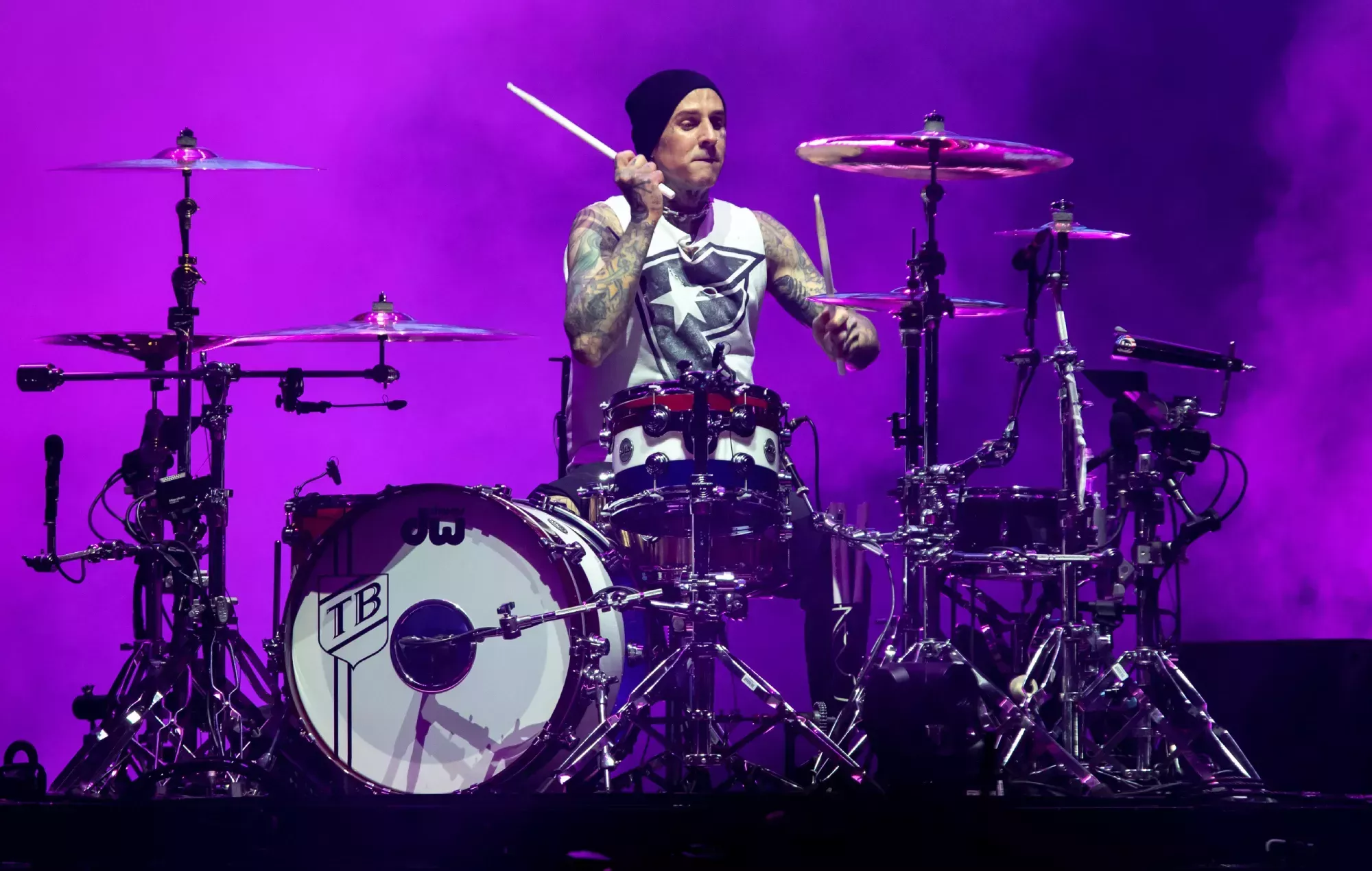 Travis Barker, de Blink-182, se pronuncia tras filtrarse una foto de su hijo
