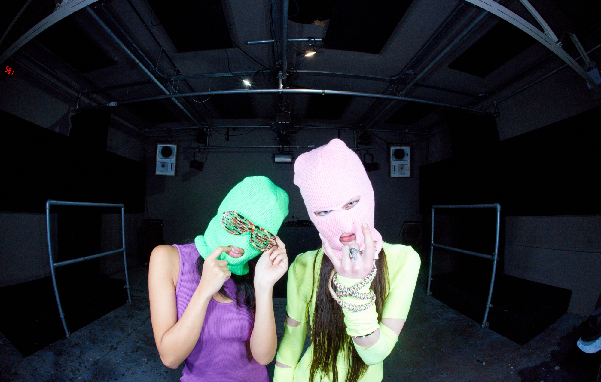 Two Shell anuncia su álbum de debut homónimo y lanza su nuevo single "Everybody Worldwide".