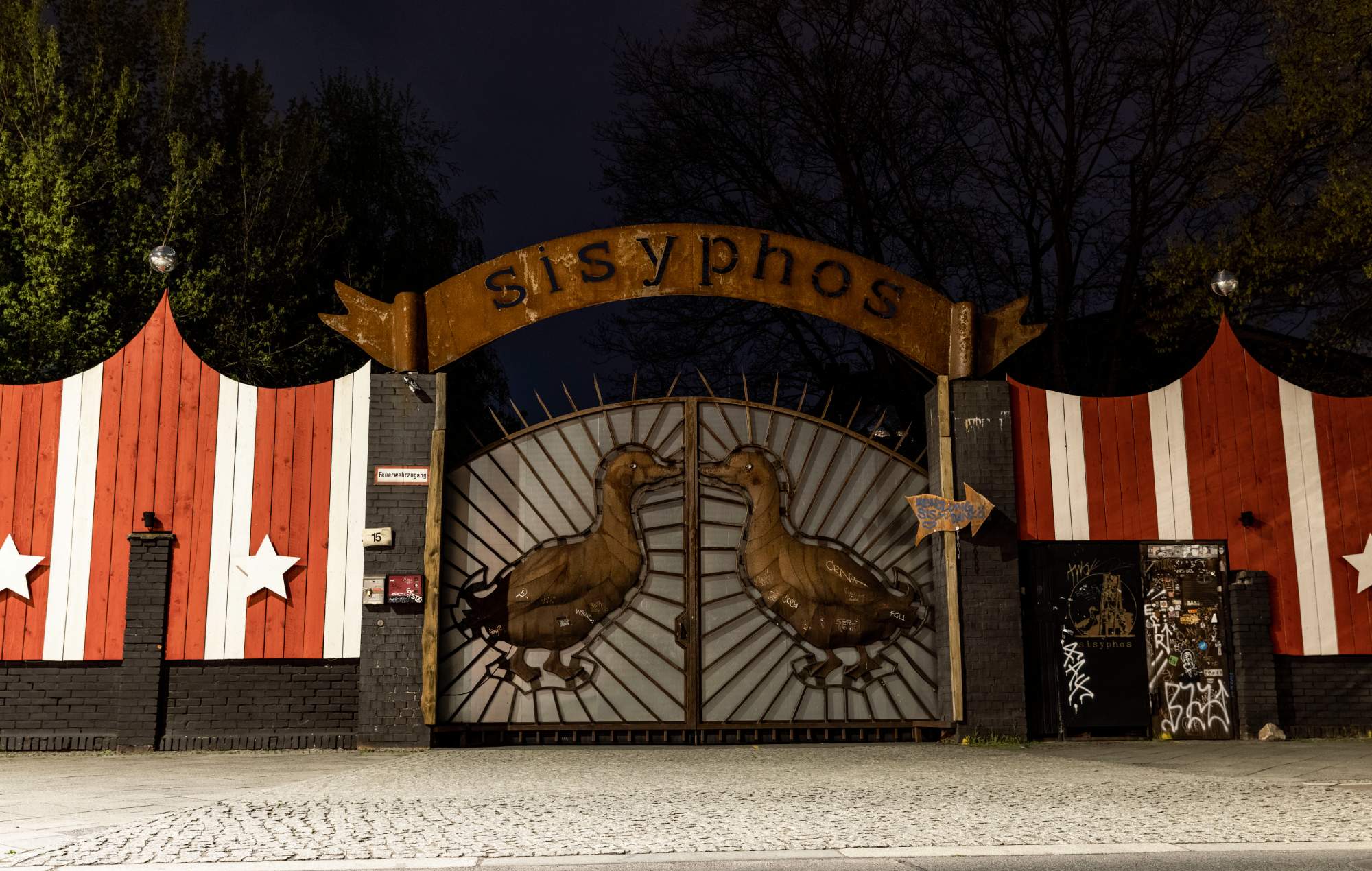 Un hombre empotra su coche contra el club berlinés Sisyphos tras negársele la entrada