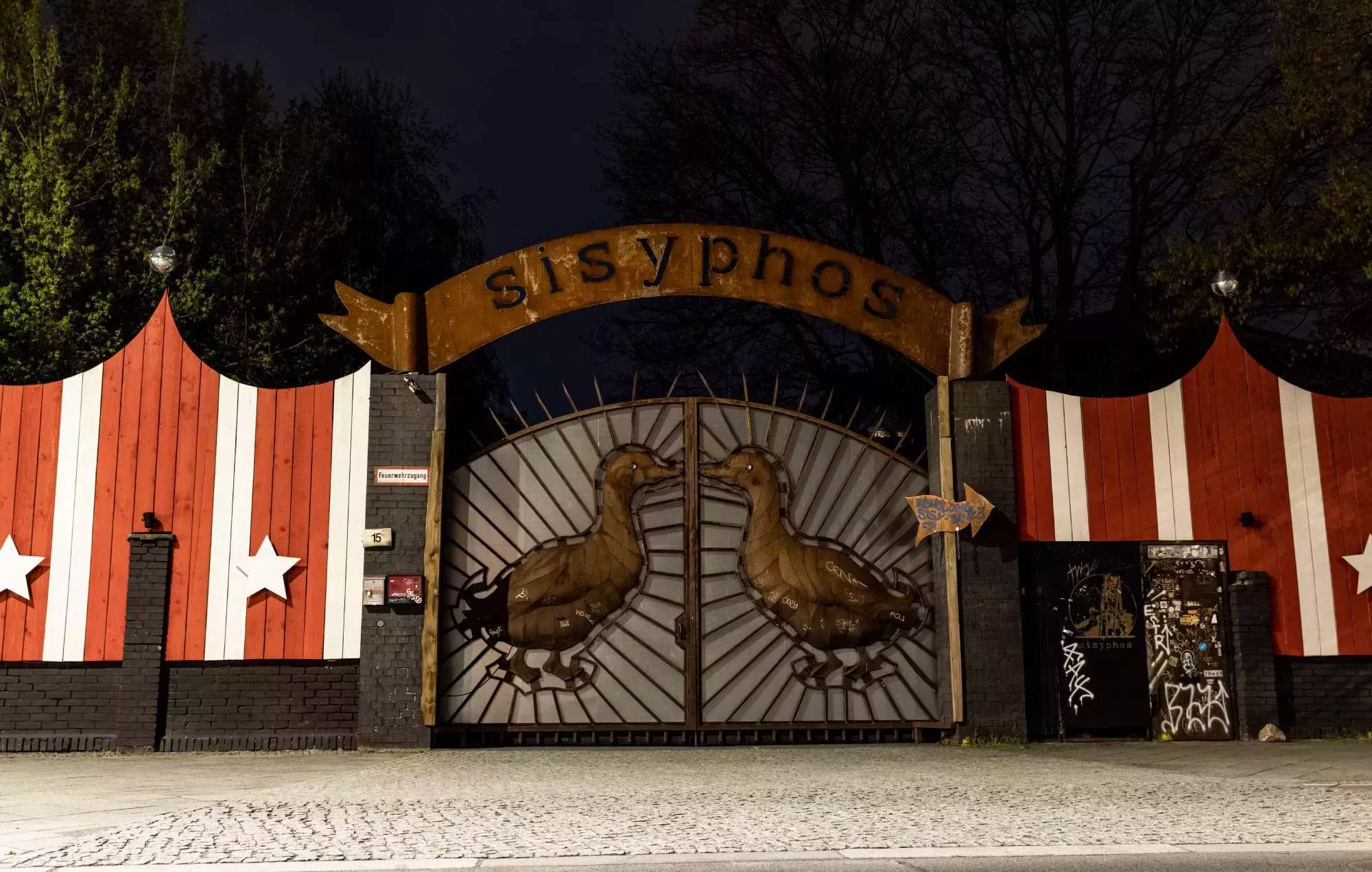 Un hombre empotra su coche contra el club berlinés Sisyphos tras negársele la entrada