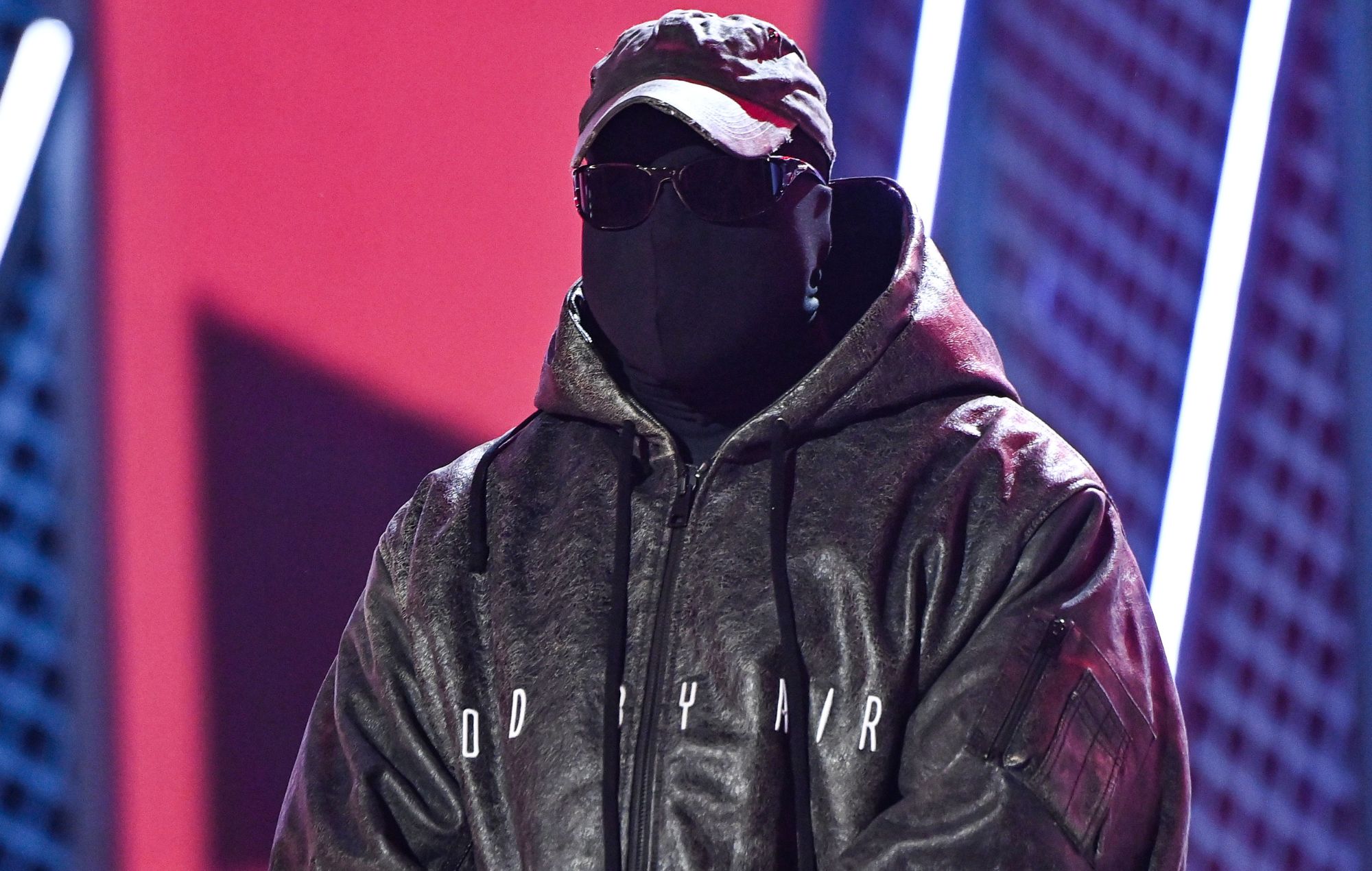 Vea a Kanye West actuar en el escenario con sus cuatro hijos en la fiesta de escucha de "Vultures 2" en China