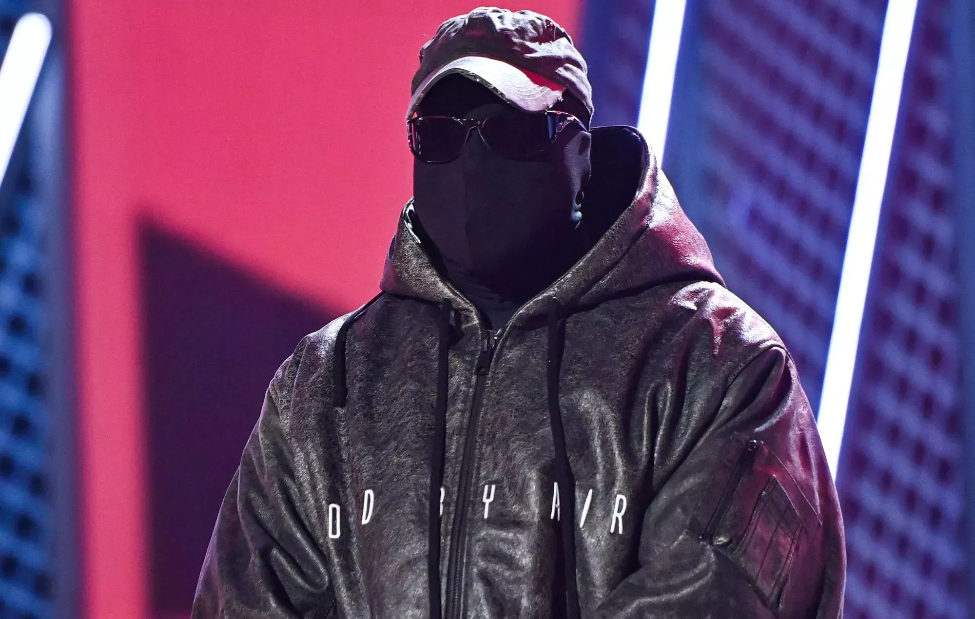 Vea a Kanye West actuar en el escenario con sus cuatro hijos en la fiesta de escucha de 