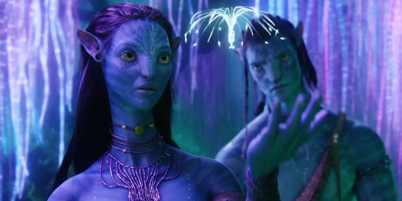 Neytiri deja que una flor caiga en su mano en Avatar