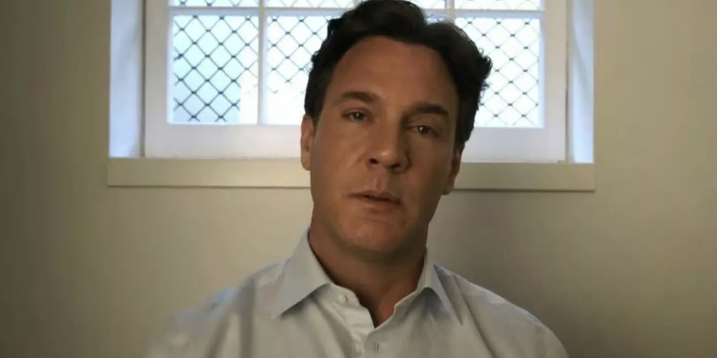 Peter Sutherland Sr. está en un video siendo interrogado antes de su muerte en El Agente Nocturno.