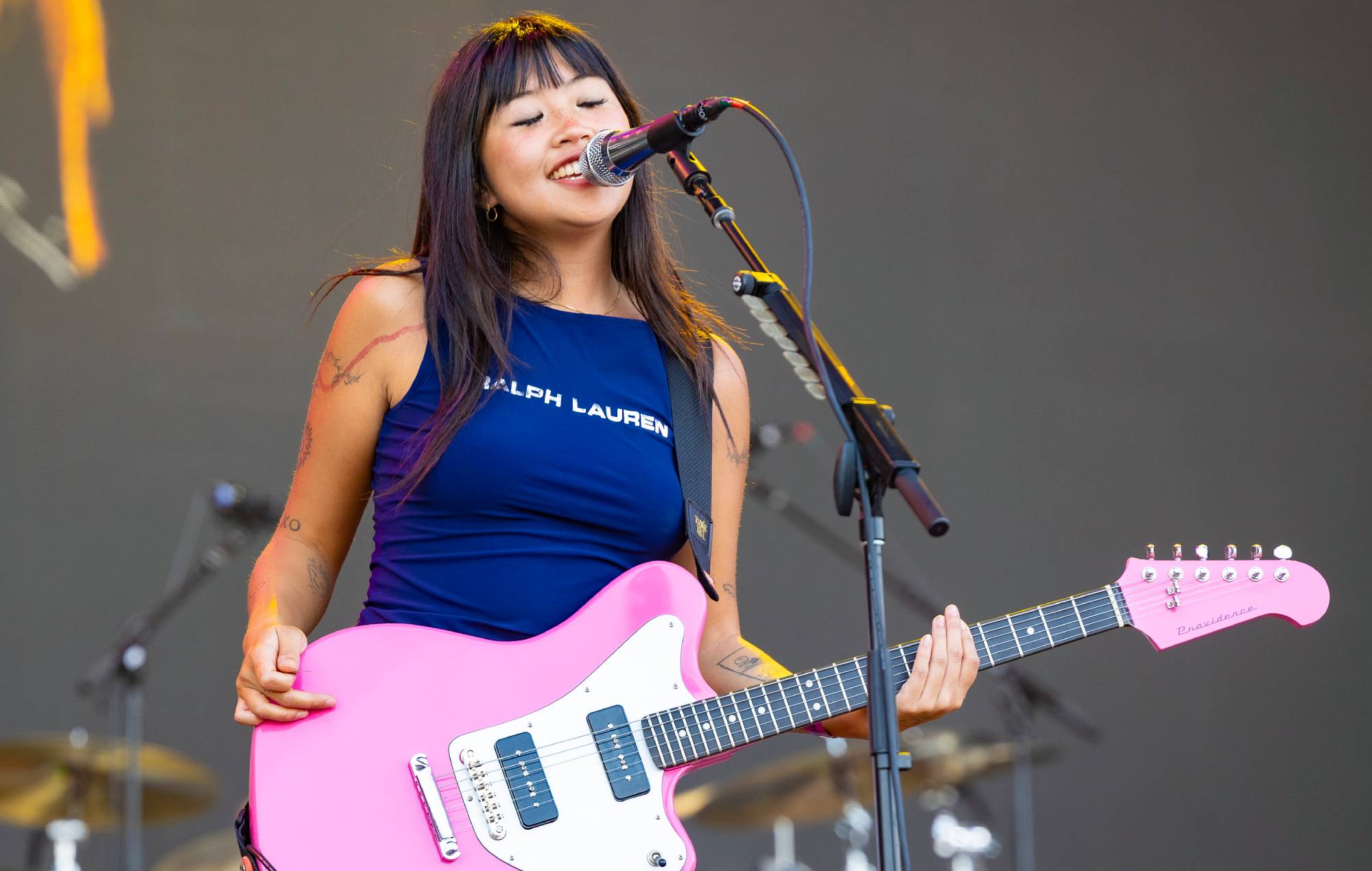 Beabadoobee interpreta una emocionante versión de "Beaches" en Kimmel