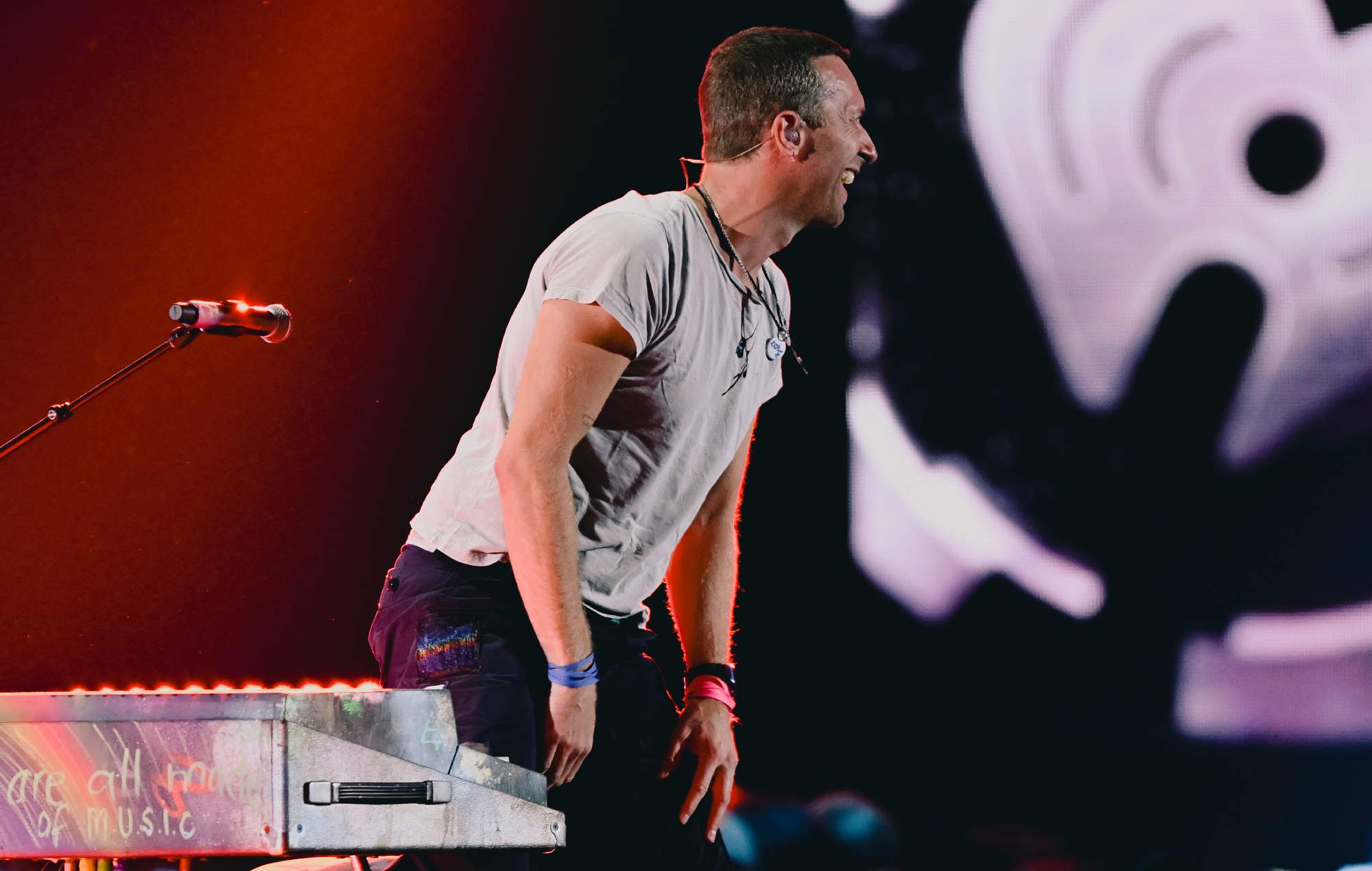 Coldplay interpreta "All My Love" y "We Pray" en "SNL