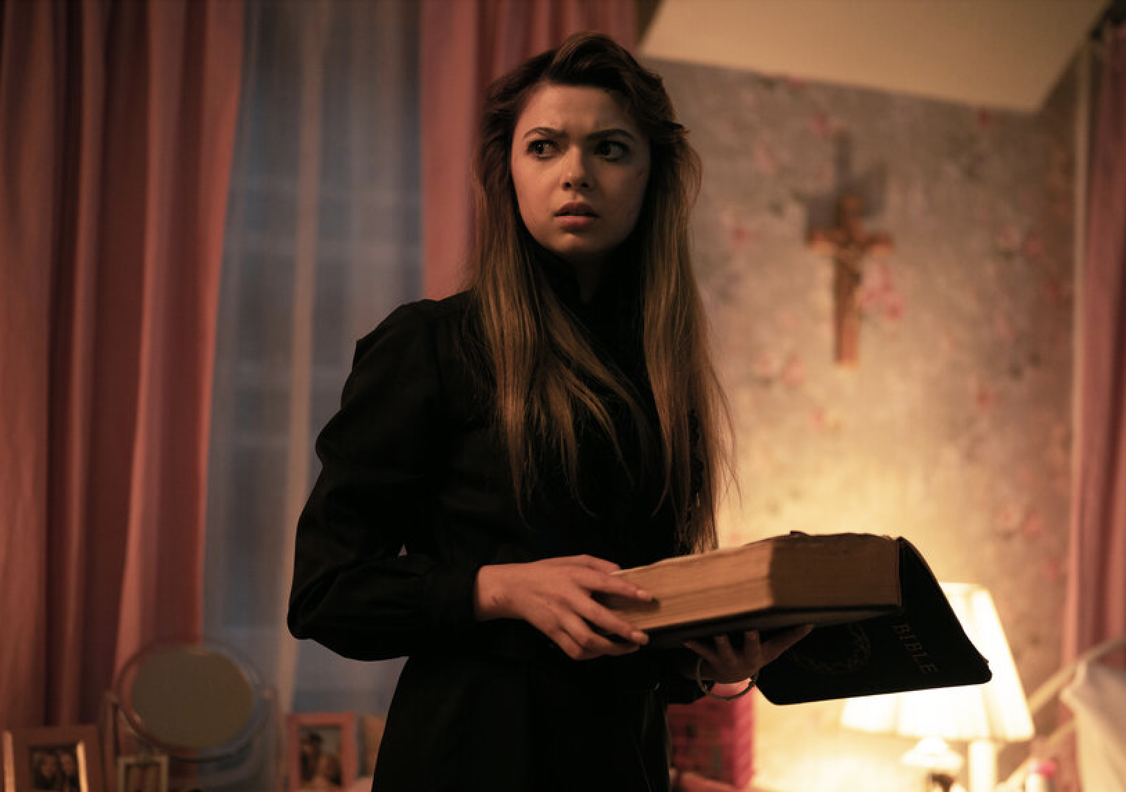 El reparto completo de 'Hysteria' para la serie de terror de Peacock cuenta con estrellas de Modern Family y Pitch Perfect