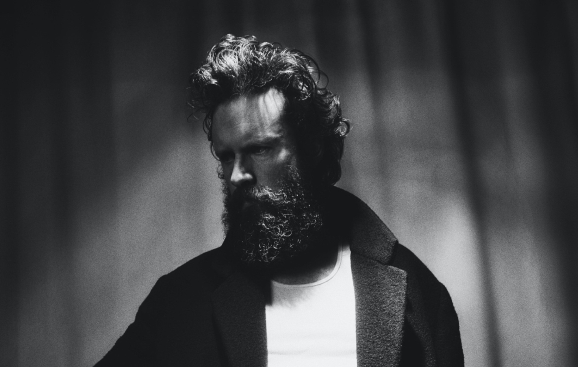 Escucha el nuevo single de Father John Misty, "She Cleans Up".