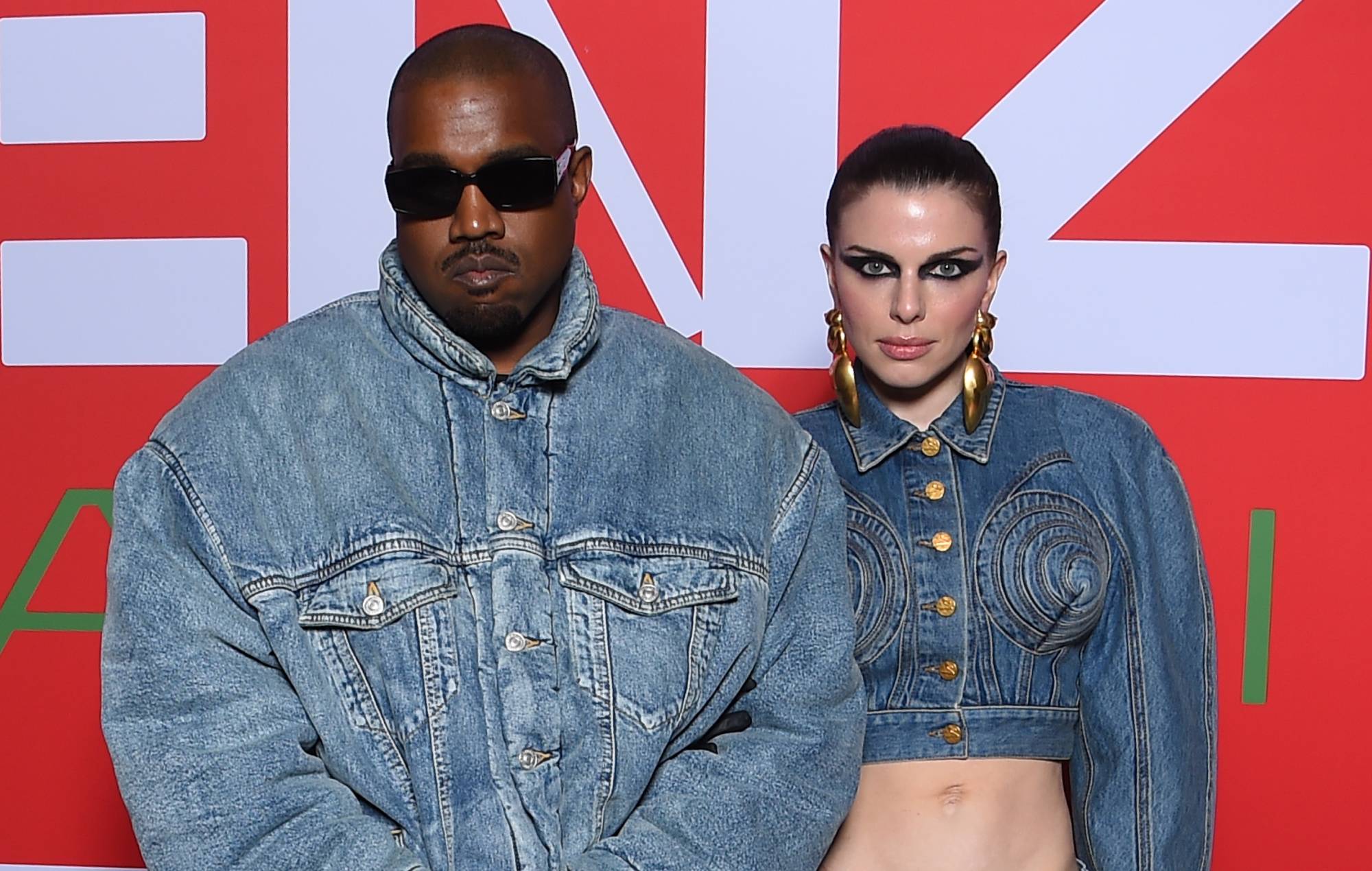 Julia Fox comparte su "arrepentimiento" por salir con Kanye West: "Me estaban utilizando como un peón"