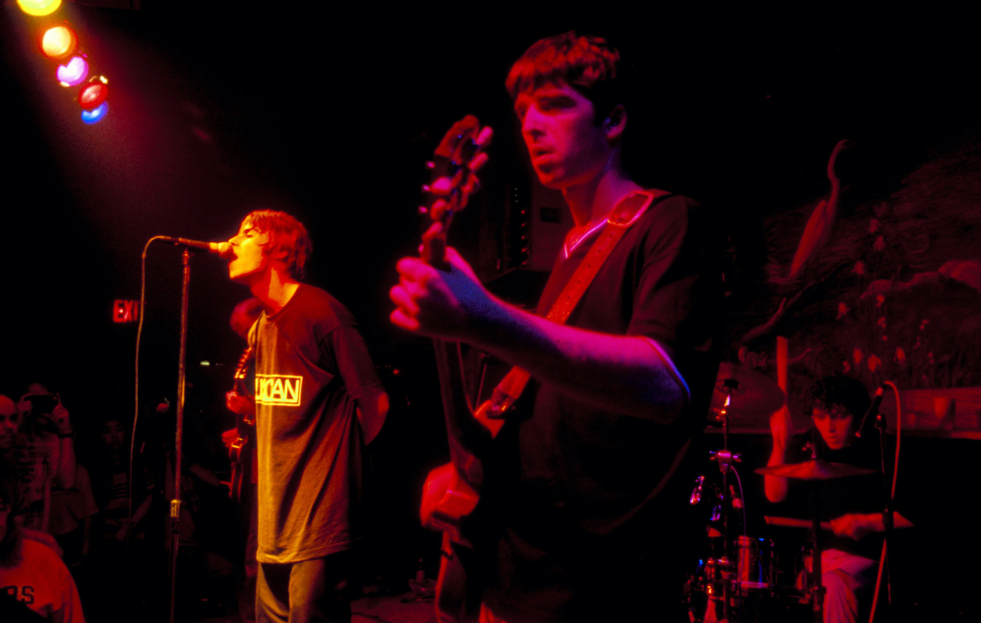 Oasis anuncia una edición limitada de la caja de singles de vinilo 'Definitely Maybe' para conmemorar los 30 años de 'Cigarettes &amp; Alcohol'