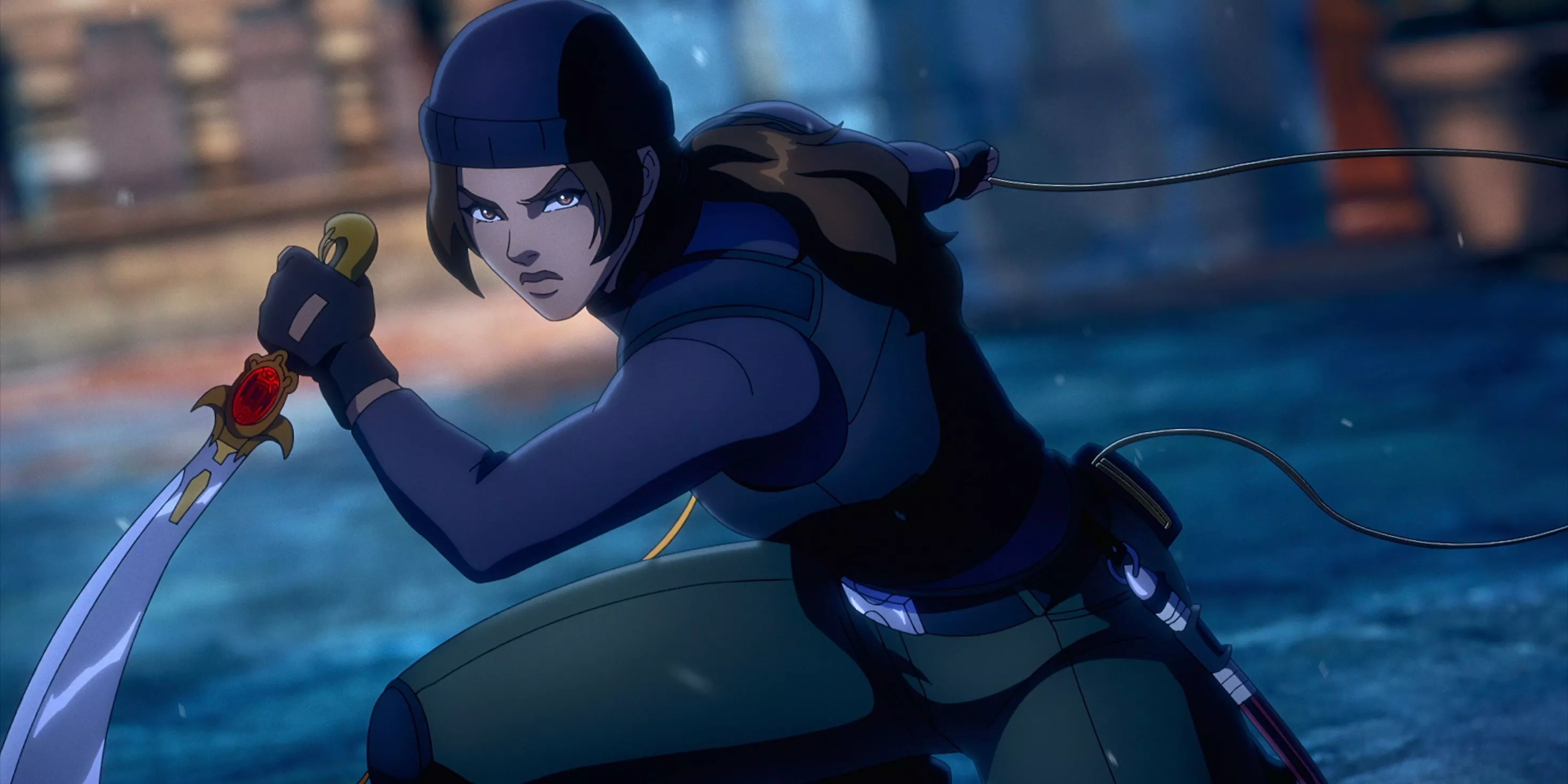 Lara Croft sosteniendo una espada y cuerda en una escena de pelea