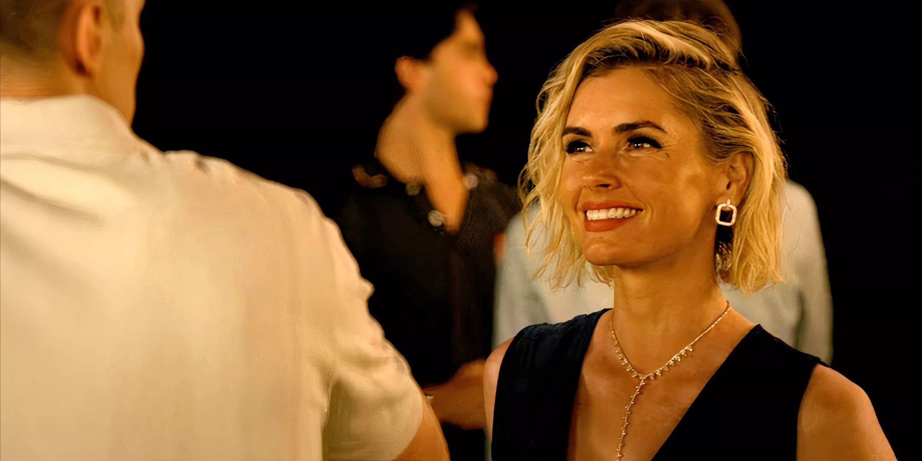 Hollis habla con Rafe en Outer Banks