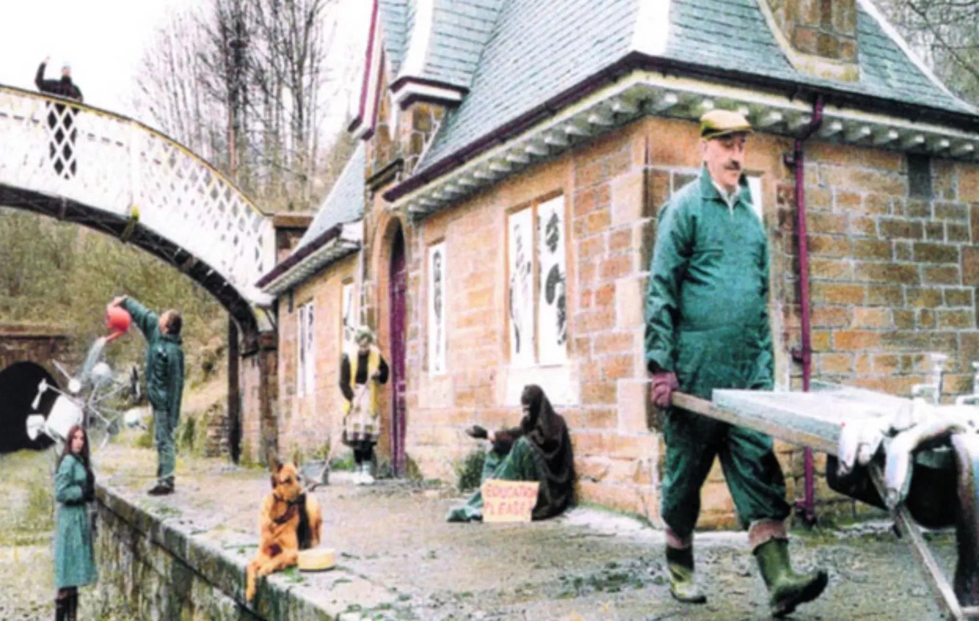 Una pareja compra sin saberlo la estación de tren de la portada de 'Some Might Say' de Oasis