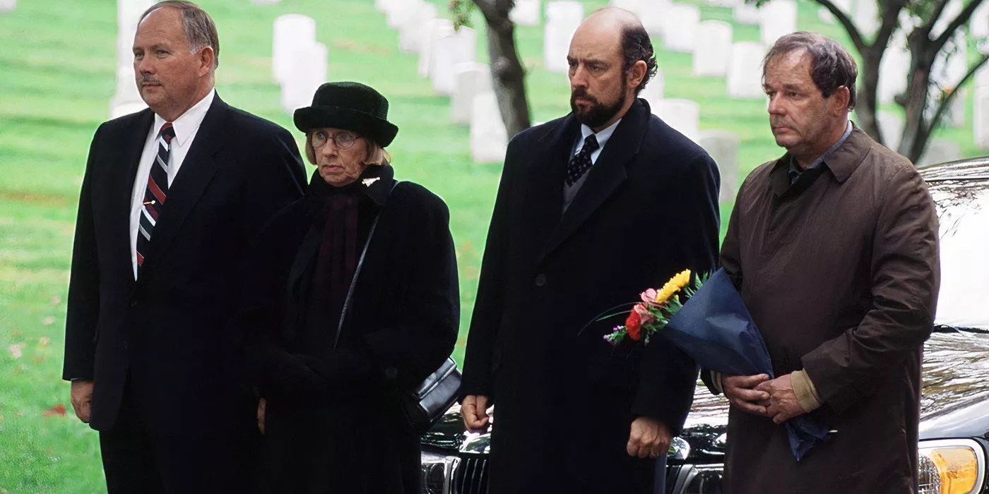 Toby y la Sra. Landingham en un funeral en el episodio In Excelsis Deo de The West Wing