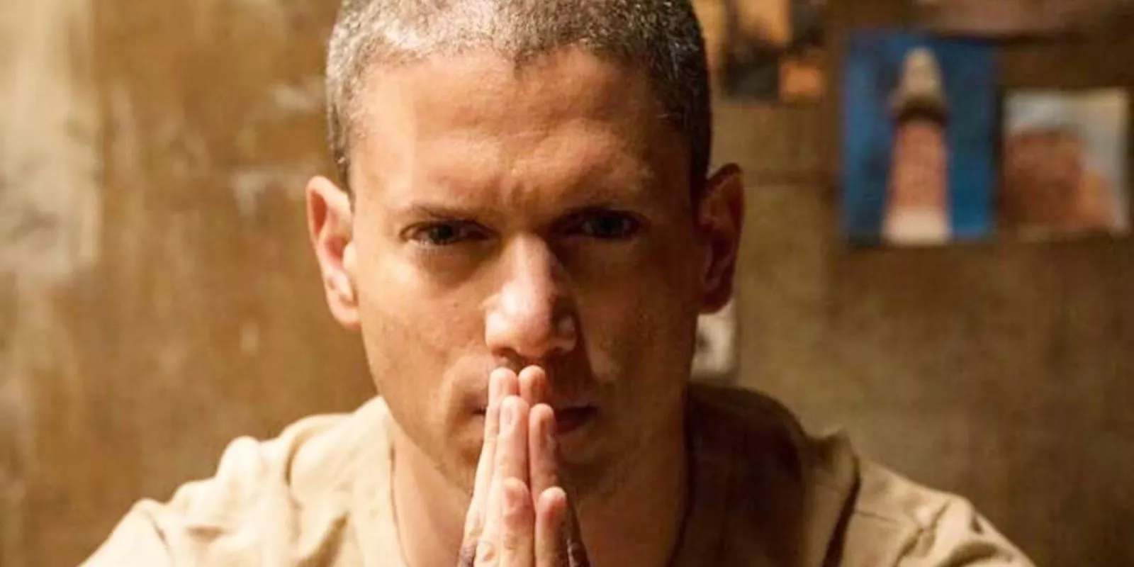 Michael looks at the camera in Prison Break.