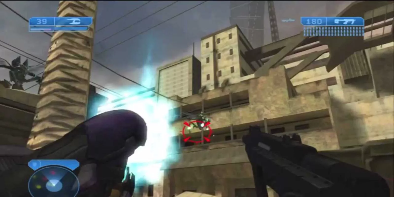 Halo 2 Gameplay with a player dual wielding weapons