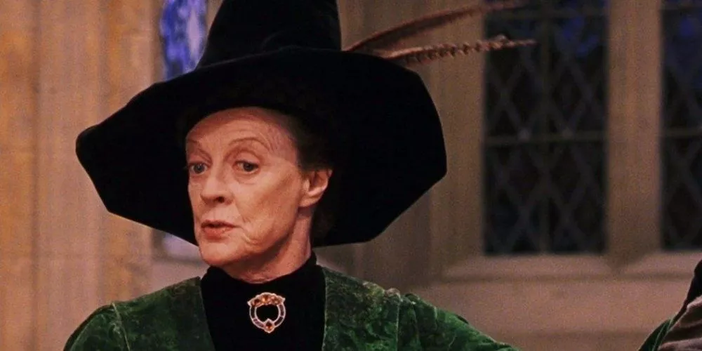 Minerva McGonagall en el Gran Comedor en Harry Potter.