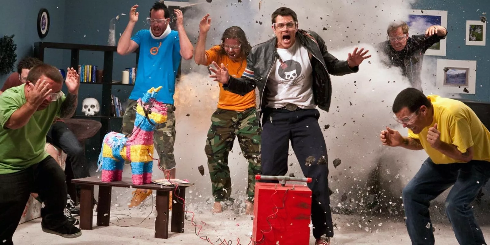 El elenco de Jackass durante una acrobacia explosiva