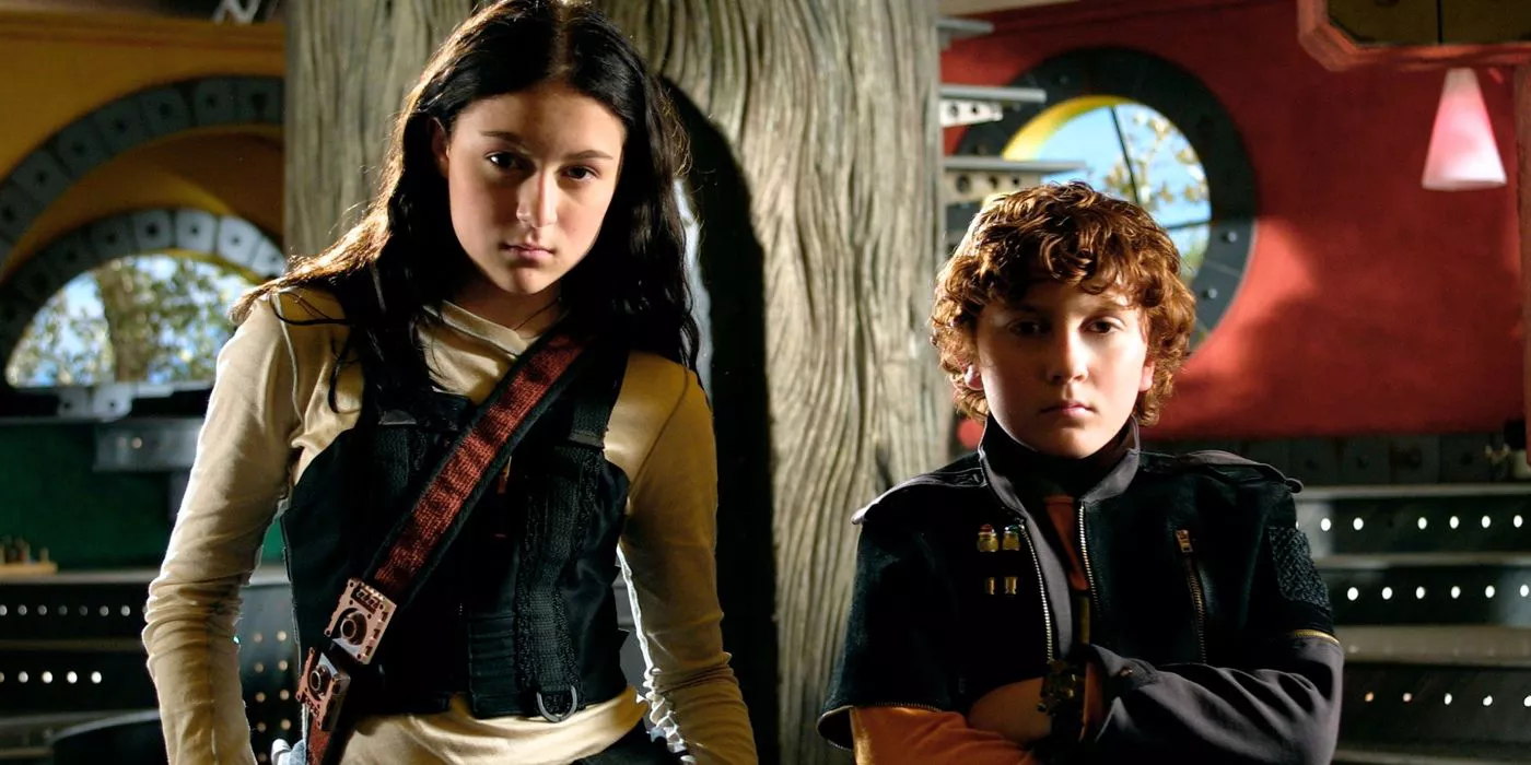 Carmen y Juni de pie uno al lado del otro en Spy Kids 2