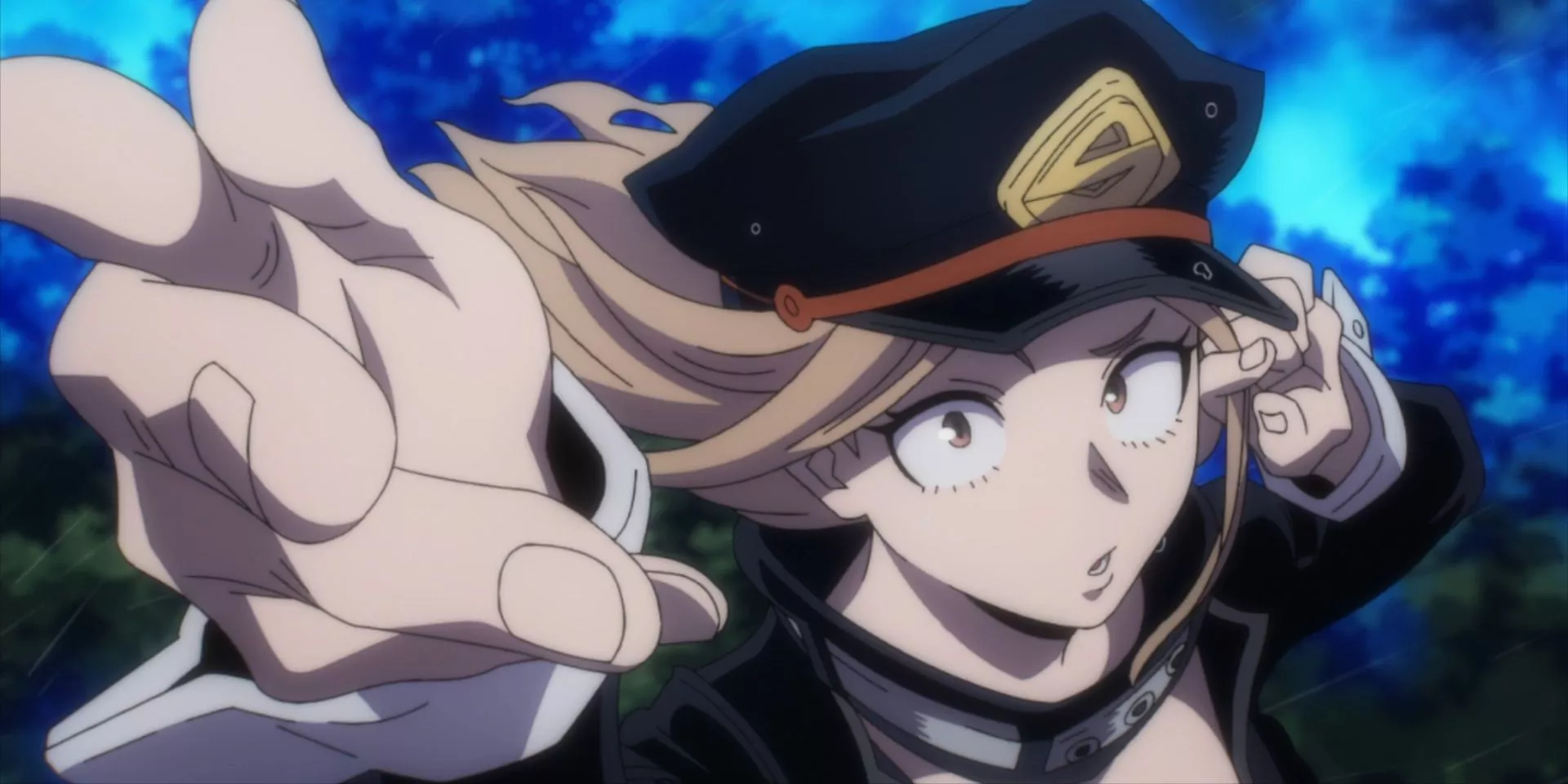 Camie Utsushimi habla mientras señala hacia un lado