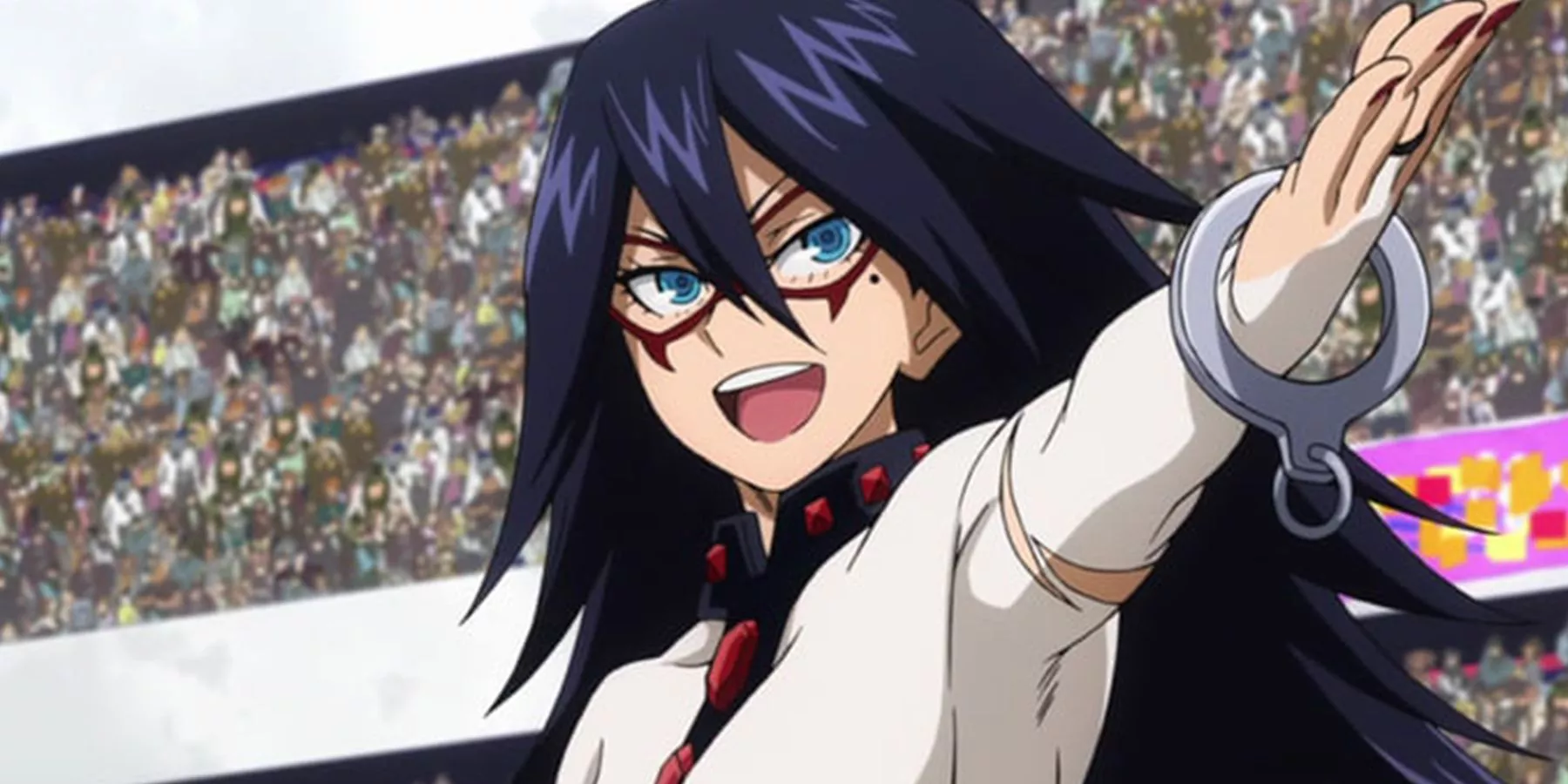 Midnight habla mientras levanta la mano en el estadio.