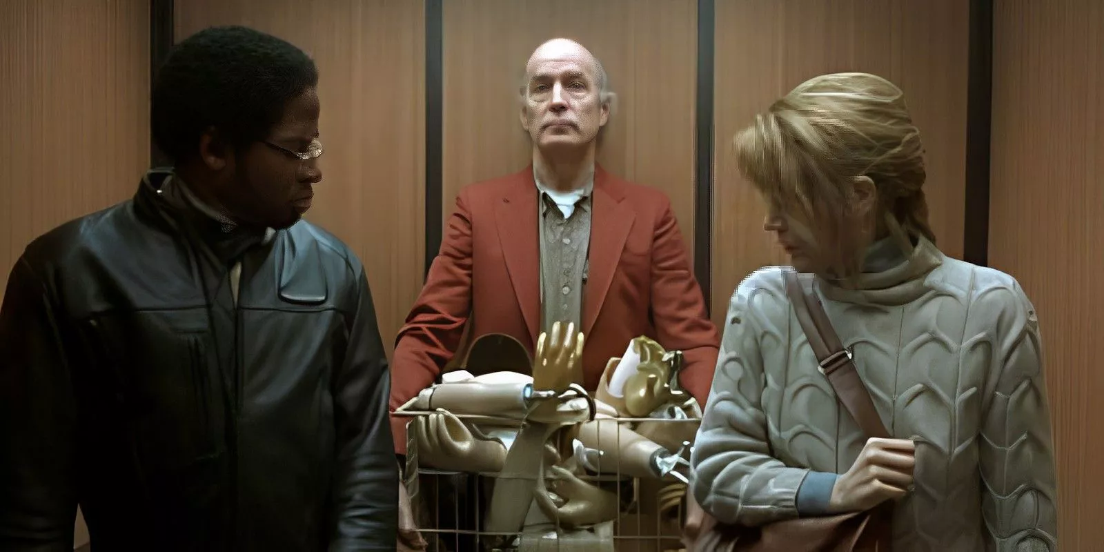 Nora Carpenter y Eugene con el hombre gancho en el ascensor Final Destination 2.