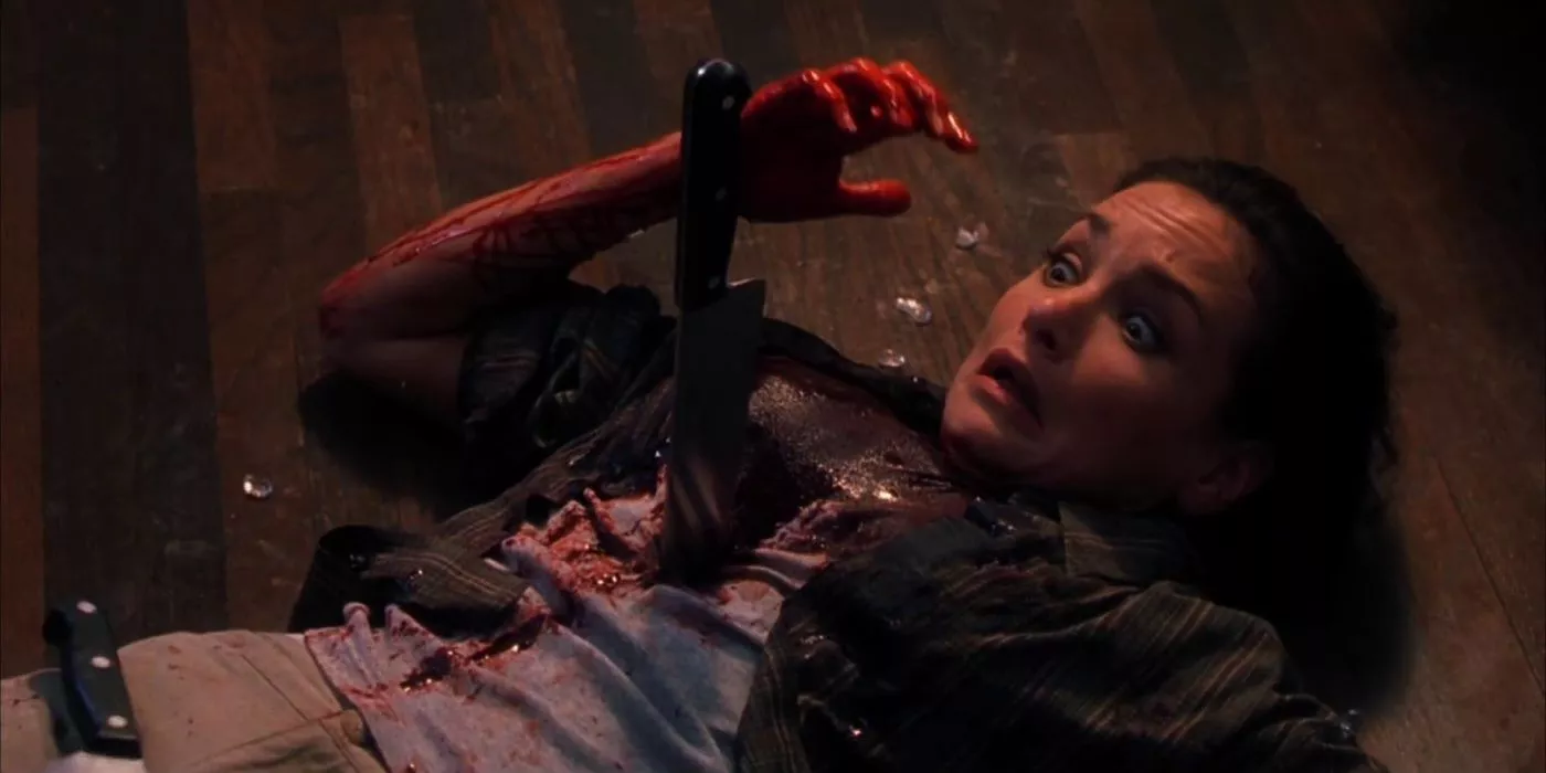 Maestra después de que caen cuchillos sobre ella en Final Destination