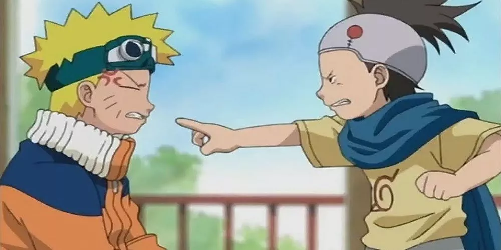 Konohamaru Sarutobi señalando con enojo a un enojado Naruto Uzumaki en Naruto.