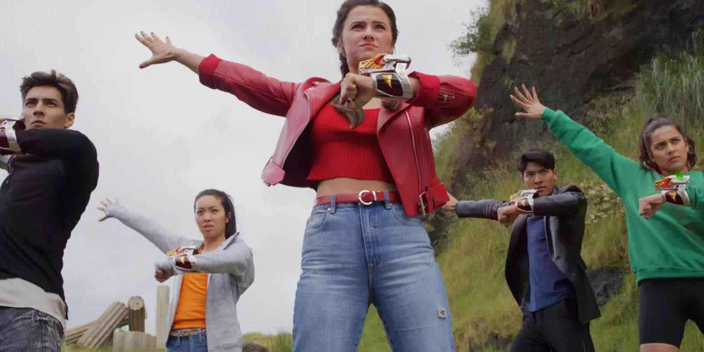 Amelia, Javi, Fern, Izzy y Ollie a punto de transformarse en Power Rangers Cosmic Fury