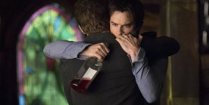 Damon y Stefan se abrazan en The Vampire Diaries