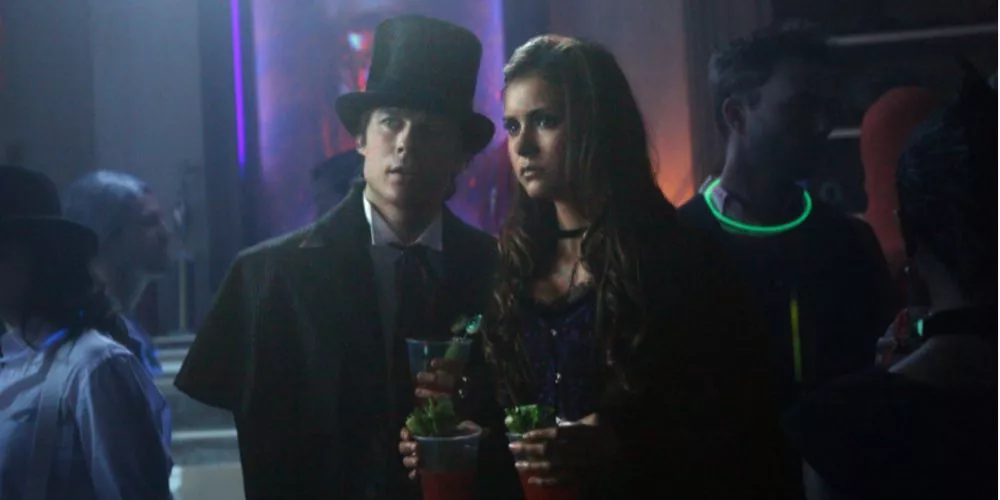 Damon y Elena en una fiesta en The Vampire Diaries S04E04 'The Five'