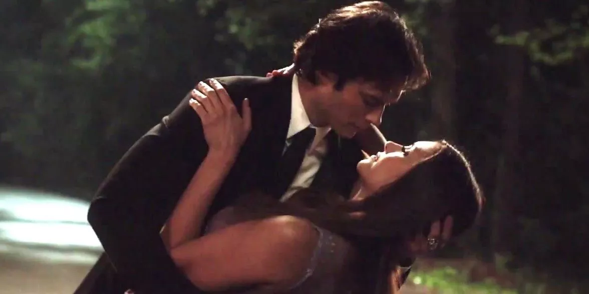 Damon inclina a Elena mientras bailan en The Vampire Diaries