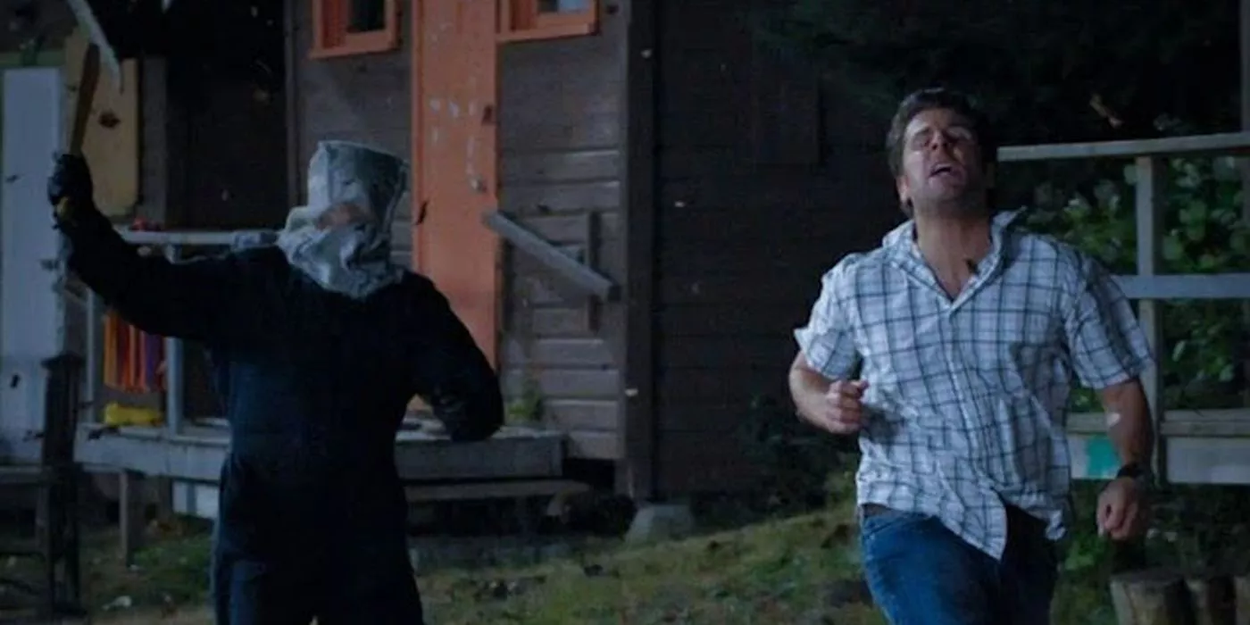 James Roday Rodriguez como Shawn está huyendo de un asesino en Psych.
