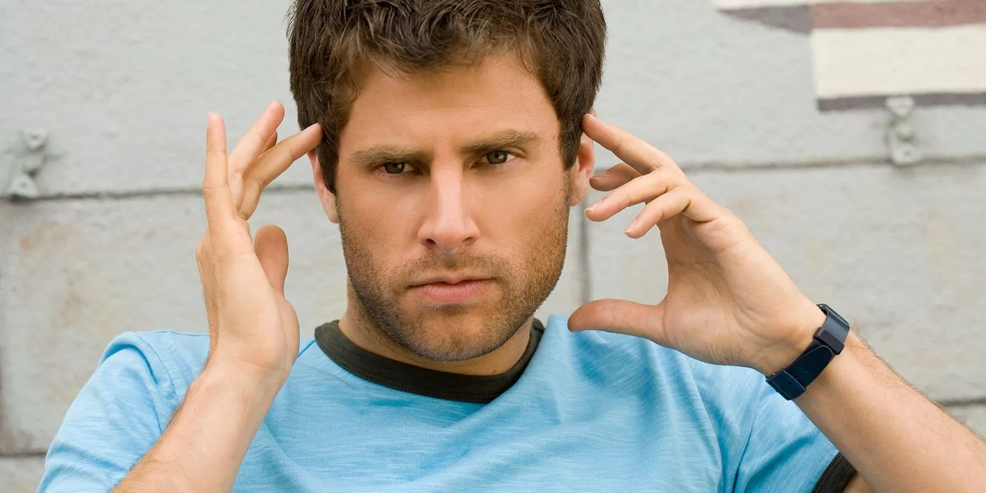 Shawn Spencer se sostiene la cabeza en Psych.