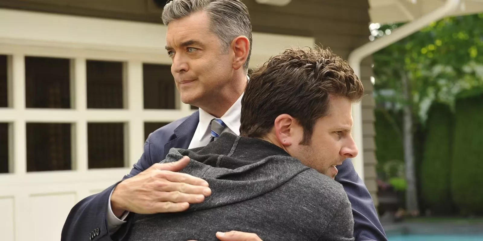 Lassiter está abrazando a Shawn en Psych.